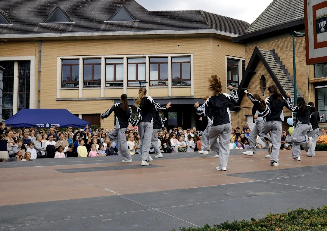 Mensen aan het optreden op de jaarmarkt van Rode